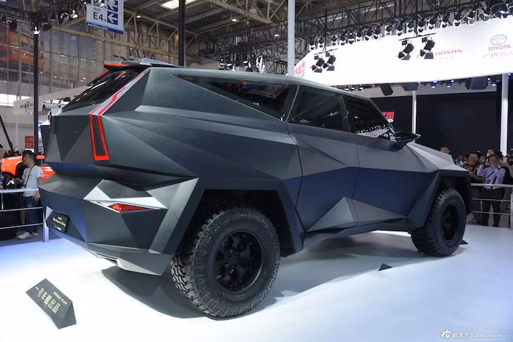 Thiết kế của Kalman cũng đã thu được nhiều ý kiến trái chiều của khách thăm quan khi nó được trưng bày tại triển lãm ôtô Bắc Kinh, với những đánh giá nằm giữa các cấp độ từ "xấu" tới "siêu ngầu". Tuy nhiên, đằng sau lớp vỏ "hàng thửa" này là chassis cùng hệ động lực của chiếc bán tải Ford F450 Super Duty.