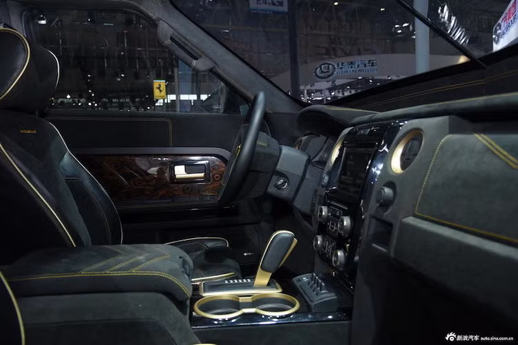 Những chi tiết nhựa của F450 đã được phủ kín, hoặc thay thế bằng da cao cấp, vải alcantara, vàng và đủ các thể loại gỗ quý nhất mà IAT có thể mua được.