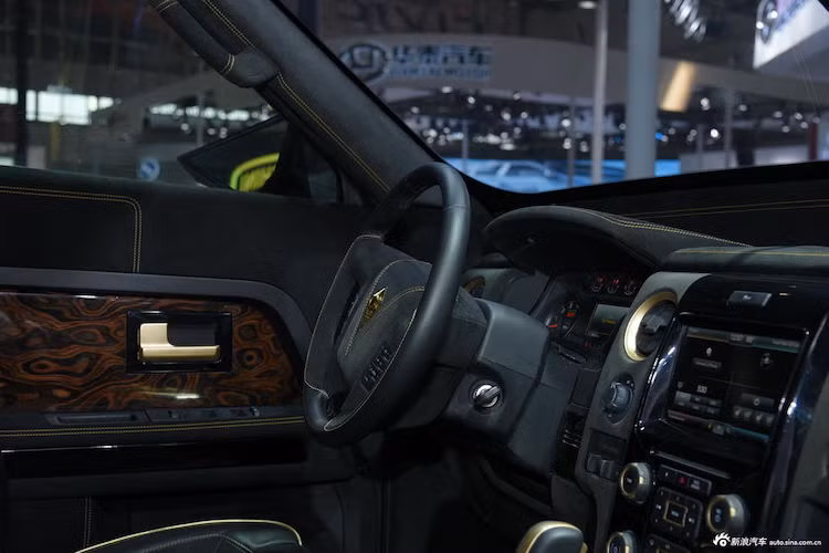 Chính vì vậy, nội thất của IAT Kalman sở hữu thiết kế giống y như Ford F450, tuy nhiên IAT cũng không quên độ lại cabin của chiếc xe để nó có thể đạt tới đẳng cấp "siêu sang".