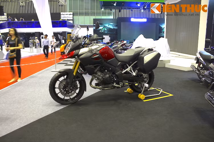 Ra mắt lần đầu vào năm 2002, Suzuki V-Strom 1000 là dòng xe đường trường đa địa hình (adventure) được Suzuki thiết kế để cạnh tranh với các đối thủ tới từ châu Âu và Nhật Bản khác nhau như BMW R1150/1200GS, Ducati Multistrada, Kawasaki Versys...