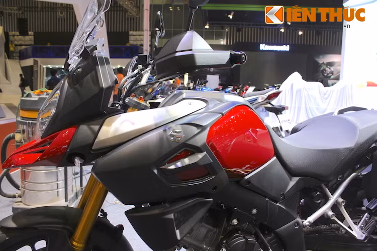 Hai bên thân xe được thiết kế đầy khỏe khoắn và mạnh mẽ với những phần nhựa ốp màu đen mờ không được sơn phủ. Với thế hệ V-Strom mới này, Suzuki cũng đã "trình làng" bộ khung nhôm mới cho xe, có trọng lượng nhẹ hơn tới 13% phiên bản cũ.