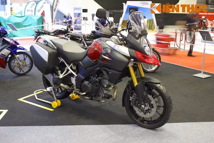 Tên gọi của chiếc xe xuất phát từ cách bố trí xi-lanh của động cơ và từ "Strom", trong tiếng Đức có nghĩa là "dòng chảy". Thế hệ V-Strom mới nhất được Suzuki ra mắt lần đầu vào năm 2013 và được bán cho tới nay.