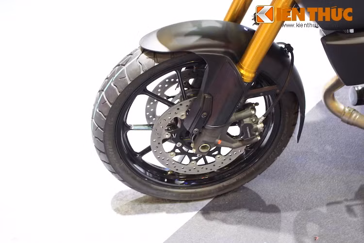 Phuộc trước của xe được cung cấp bởi hãng KYB, có đường kính 43 mm, hành trình lên tới 16 cm. V-Strom sở hữu mâm đúc với lốp Bridgestone kích thước 110/80/19 cho bánh trước, cùng với hệ thống phanh Tokico kép.