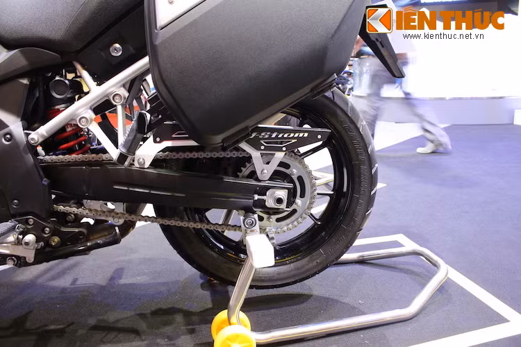 Giống như phía trước, phuộc sau monoshock của V-Strom cũng được sản xuất bởi KYB và có hành trình 16 cm. Bánh sau chỉ có đường kính 17 inch, nhưng sử dụng lốp to hơn 150/70/17.