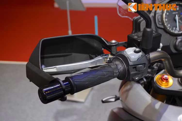 Là một chiếc xe được thiết kế chủ yếu hướng tới thị trường châu Âu nên đương nhiên V-Strom cũng sở hữu hệ thống phanh ABS cho cả 2 bánh. Ngoài ra, nằm trong phân khúc adventure cỡ lớn nên chiếc xe cũng được trang bị nhiều hệ thống hỗ trợ người lái, bao gồm ly hợp trượt chống khóa bánh khi dồn số gấp và hệ thống điều khiển lực kéo 3 chế độ.