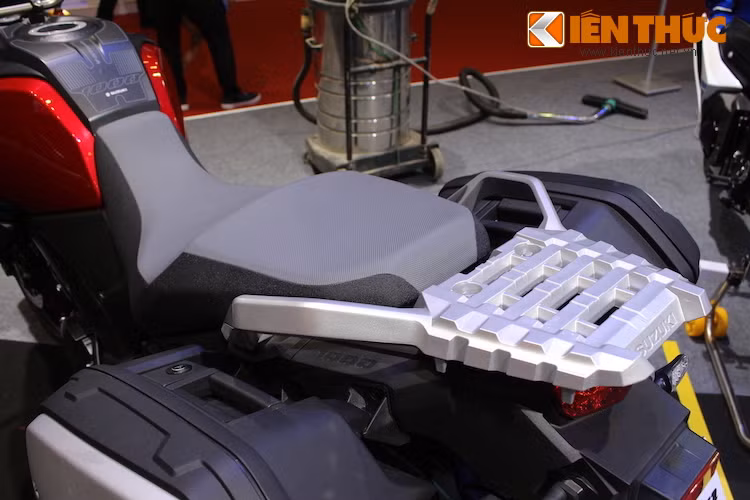 Ngoài ra, phía sau xe còn có thêm một giá bằng nhôm với bề mặt thiết kế góc cạnh để người dùng có thể gắn thêm thùng nếu muốn. Yên xe được bọc vải 2 tông màu và có yên cho người lái võng hẳn xuống, tạo tư thế ngồi thoải mái khi đi đường dài.