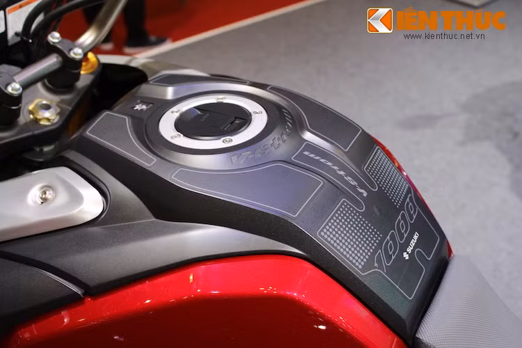 Ở phía trên bình xăng cũng có phần nhựa ốp góc cạnh, dán decal được thiết kế độc đáo, hiện đại.