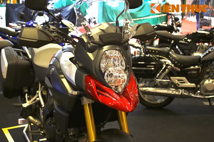 So với các đối thủ tới từ châu Âu, V-Strom có thiết kế giản dị hơn dù vẫn rất mạnh mẽ và độc đáo, Phần trước của xe được cấu thành từ một đèn pha lớn đặt dọc, ngay phía dưới là chắn bùn dạng "mỏ" tương tự như Ducati Multistrada.