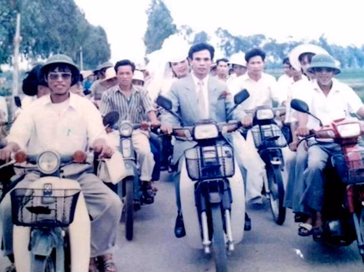 Ngoài ra, cũng vẫn có một số đám cưới đưa dâu bằng xe máy. Những chiếc xe máy thời đó đáng giá nhiều cây vàng như Honda Dream II, Dream "lùn", Cub... Bên cạnh đó còn có một số dòng xe máy XHCN của nước bạn Liên Xô và Đông Đức như: Minsk, Simson S51, Jawa...