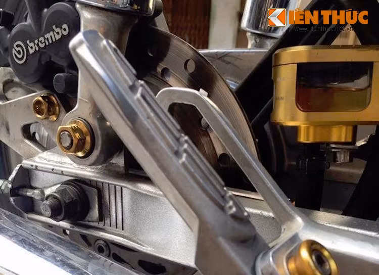 Bù lại, chủ xe đã trang bị một số "đồ chơi" độc như bình dầu Rizoma trong suốt, heo Brembo 2 pis trước sau, dàn ốc kiểng...