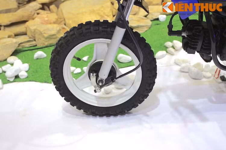 Mặc dù là mẫu xe dành cho trẻ em nhưng PW50 đã được Yamaha thiết kế với đầy đủ các bộ phận như một chiếc xe "cào cào" enduro chuyên nghiệp của người lớn. Xe cũng có hệ thống phuộc nhún hoàn chỉnh cùng lốp gai để chinh phục địa hình.