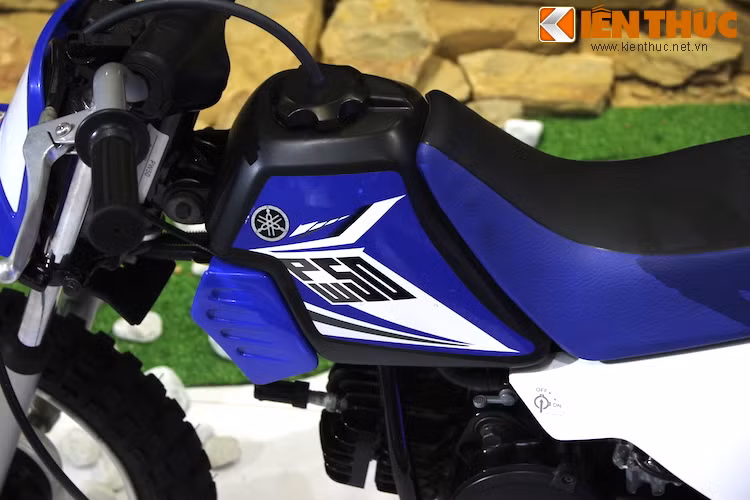 Bình xăng lớn của chiếc xe cũng nằm ở phía trước người lái, với dung tích chỉ hơn 1l. Bộ chế hòa khí Mikuni VM12SC giúp hòa xăng gió để đưa vào buồng đốt của động cơ.