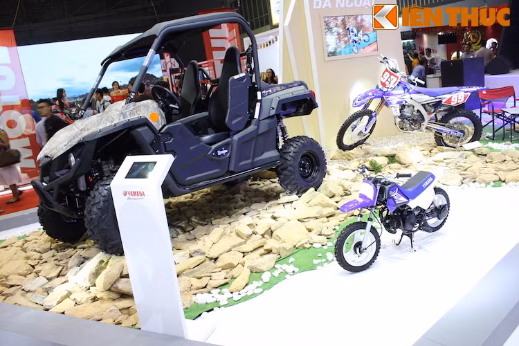 Yamaha PW50 với kích thước siêu nhỏ, bé hơn rất nhiều so với chiếc YZ450 cho người lớn và mẫu xe 4 bánh Wolverine của Yamaha.