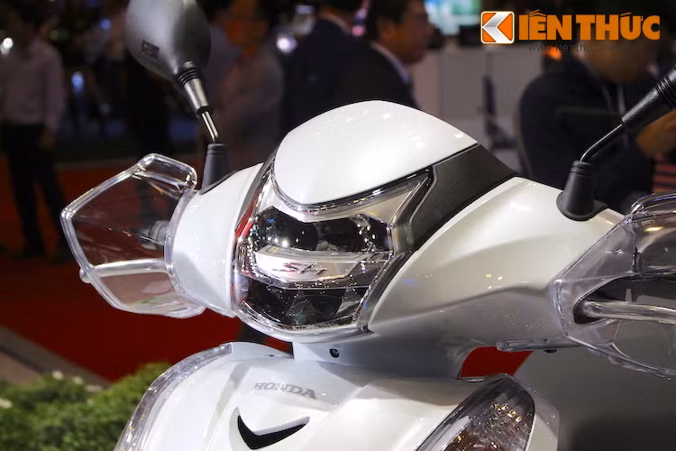 Ở phía trước, đèn pha của SH 300i được nâng cấp lên công nghệ LED. Các bóng LED của chiếc xe được đặt giấu sau một thanh ngang có logo SH độc đáo trong chóa đèn.