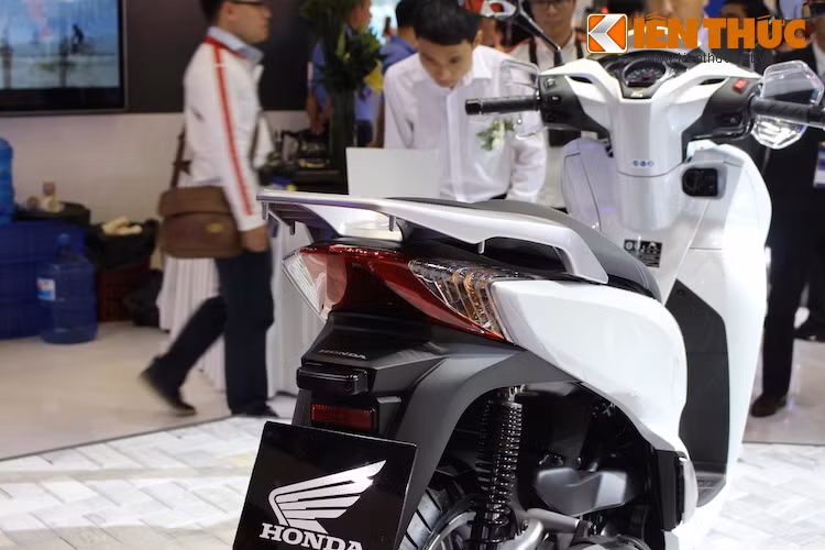 Phần đuôi xe có đèn hậu được thiết kế chia đôi, là sự tổng hợp mẫu đèn của SH 150i và Airblade 125 đời cũ.
