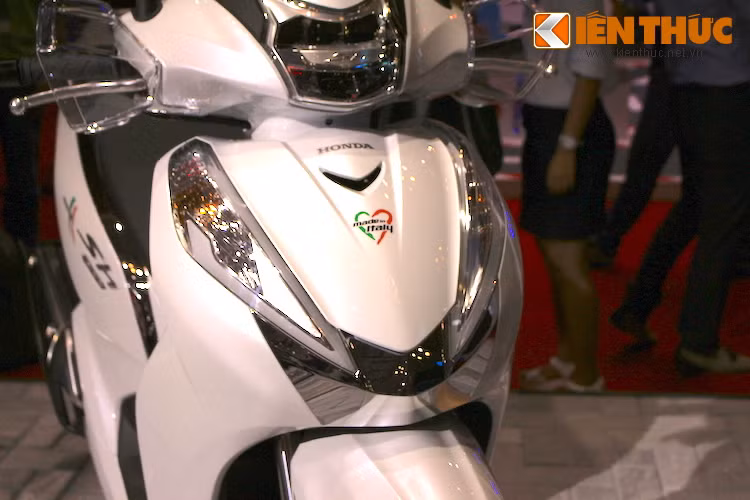 Vẫn giữ lại thiết kế xi-nhan và demi dạng chữ V tương tự như đời cũ, nhưng SH300i cao cấp hơn với hai dải LED đầy hấp dẫn. Bên dưới khe thoát âm của còi ở mặt nạ là một chiếc tem nhỏ hình trái tim với dòng chữ Made in Italy, mang ý nghĩa "From Italy with love". Phiên bản nhập khẩu tư nhân không có tem này.