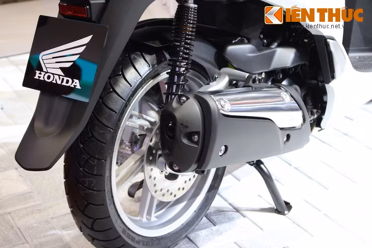 SH300i 2016 vẫn dùng động cơ 1 xi-lanh 4 kỳ 279cc phun xăng điện tử, có công suất 25,2 mã lực và mômen xoắn cực đại 25,5 Nm. Mức tiêu thụ nhiên liệu do Honda công bố là 3 lít/100km, đáp ứng tiêu chuẩn Euro 4.