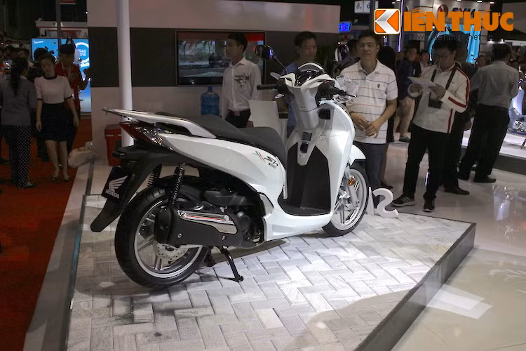 Tại Ý, một chiếc Honda SH 300i có giá bán 5140 Euro. Khi về tới Việt Nam, chiếc xe đang được các cửa hàng bán với giá khoảng hơn 300 triệu đồng. Hiện vẫn chưa rõ Honda Việt Nam có dự định bán mẫu xe này tại nước ta hay không.