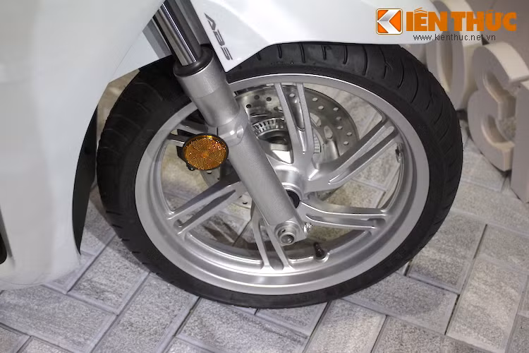 Thay vì mâm 5 cánh kép xoắn như Honda SH 125/150i, cặp mâm xe có thiết kế 6 cánh xoắn kép nổi bật hơn. Là hàng nhập khẩu từ châu Âu nên chiếc xe bắt buộc phải được trang bị phanh ABS.