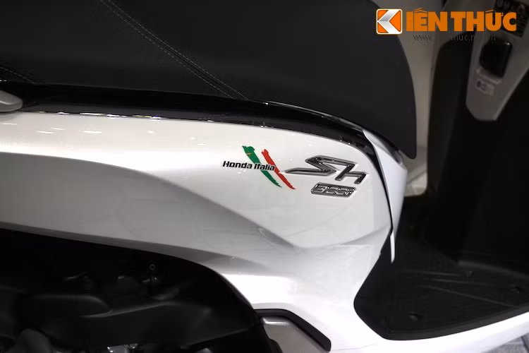 Ngăn chứa đồ dưới yên có dung tích cực lớn, chứa vừa một mũ bảo hiểm cả hàm. Honda thậm chí còn tích hợp cho xe một ổ điện 12V để sạc điện thoại trong cốp. Hai bên thân xe của SH 300i vẫn dùng tem nổi, nhưng có điểm đặc biệt là dòng chữ Honda Italia và quốc kỳ Ý.