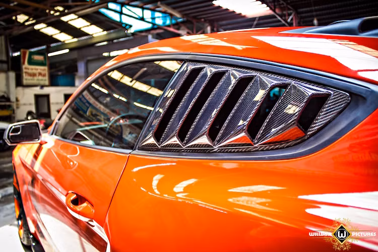 Một chi tiết độc đáo, không xuất hiện trên bản độ Galpin Rocket gốc đó là 2 ô cửa kính nhỏ đã được bịt kín vào bằng ốp sợi carbon có khe gió. Đồng thời, ốp gương hậu hai bên thân xe cũng đã được thay bằng sợi carbon.