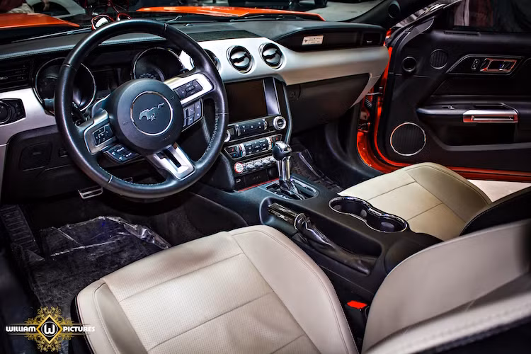 Mặc dù có ngoại thất với rất nhiều "đồ chơi" độc đáo, tuy nhiên nội thất tiện nghi và sang trọng sẵn có của Mustang EcoBoost đã được chủ xe gần như giữ nguyên.