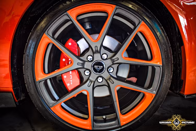 Sẽ thật thiết sót khi không nhắc tới "dàn chân" của chiếc xe khi nó đã được thay bộ mâm chữ Y "hàng hiệu" Vorsteiner VFF-101 với kích thước 20 inch, với màu xám Graphite nhưng có các chấu sơn kết hợp màu cam trùng màu với thân xe.