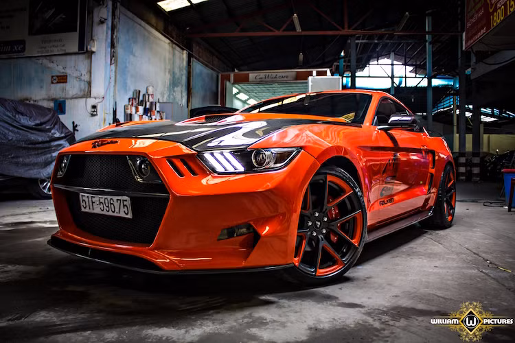Ngoại hình của chiếc Mustang đã trở nên thể thao và góc cạnh hơn với bộ bodykit Rocket từ hãng Galpin Auto Sport. Đây là một đại lý bán xe có lịch sử từ năm 1946 ở California, Mỹ và cũng đồng thời là xưởng độ có tiếng, đã từng xuất hiện trong chương trình Pimp My Ride của MTV.