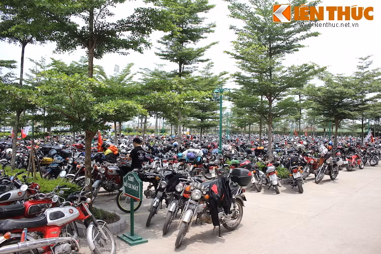 Số xe tham dự nhiều tới nỗi đã xếp kín toàn bộ các vị trí đỗ xe của địa điểm tổ chức.