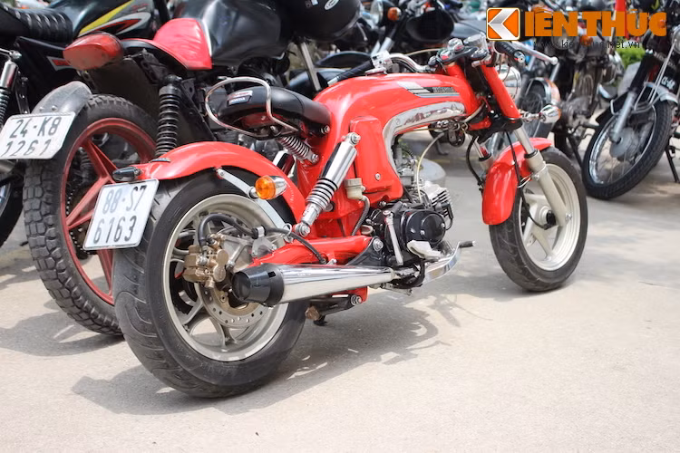 Những chiếc xe 67 trong bãi cũng mang đủ màu sắc và dấu ấn riêng của chủ nhân, từ chỉ được trang bị một số "đồ chơi" nhẹ nhàng tới "độ hết bài", đến nỗi không còn có thể nhận ra "hình hài" nguyên bản của Honda 67.