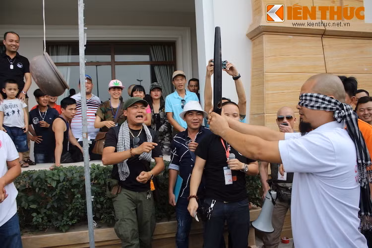 Ngoài ra, các trò chơi cổ truyền như đập niêu, kéo co... cũng đã gây phấn khích mạnh cho những thành viên tại buổi họp mặt.