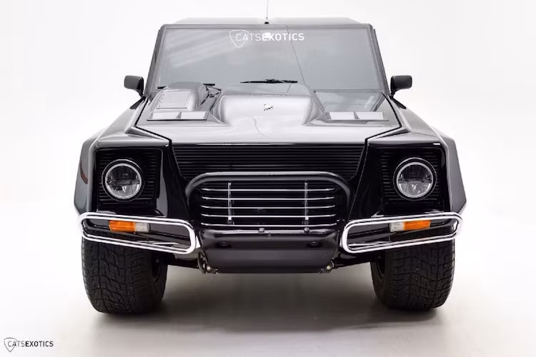 Sau đó vào năm 1986, Lamborghini đã quyết định tung ra phiên bản sản xuất hàng loạt cho đại chúng của chiếc LM002 tại triển lãm ôtô Brussels vào năm 1986. Cũng giống như Hummer, LM002 bản thương mại vẫn có thiết kế cực kỳ "hầm hố" của một chiếc xe quân sự.