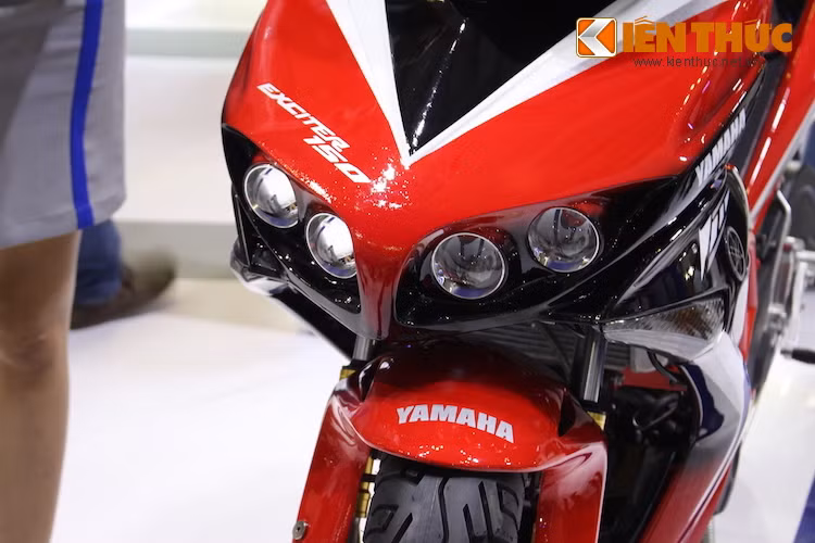Yamaha X1R là dòng xe côn tay cỡ nhỏ dựa trên cơ sở Exciter 135 cũ, trước đây chỉ được dành riêng cho thị trường Thái Lan. So với Exciter, chiếc xe này có ghi-đông trần và đèn pha đặt dưới mặt nạ của xe. Tương tự như X1R trước đây, bản độ Exciter 150 này của Yamaha cũng có bộ đèn pha mắt cầu nằm bên dưới mặt nạ được chế mủ lại.