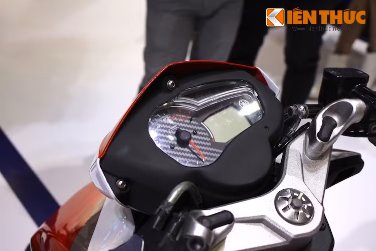 Do có đèn pha đã được chuyển xuống mặt nạ nên phần đầu nguyên bản của Exciter 150 đã được thay bằng ghi-đông trần theo đúng phong cách của chiếc X1R trước đây. Đồng hồ điện tử nguyên bản của xe được khéo léo chế vào trong bộ vỏ đặc biệt.