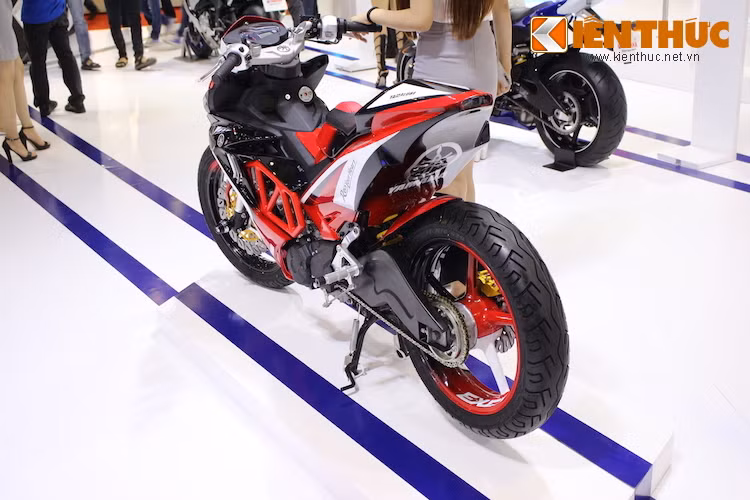 Trước mẫu xe độ chính hãng này, cũng đã có nhiều dân chơi Exciter 150 tại Việt Nam độ ghi-đông trần cho chiếc xe theo phong cách của X1R. Bằng việc trưng bày 2 chiếc Yamaha Exciter độ tại VMCS 2016, có lẽ Yamaha Việt Nam cũng đang "ngầm" thúc đẩy phong trào chơi Exciter 150, với những bản độ đẹp mắt, sáng tạo nhưng vẫn bảo đảm an toàn khi vận hành.