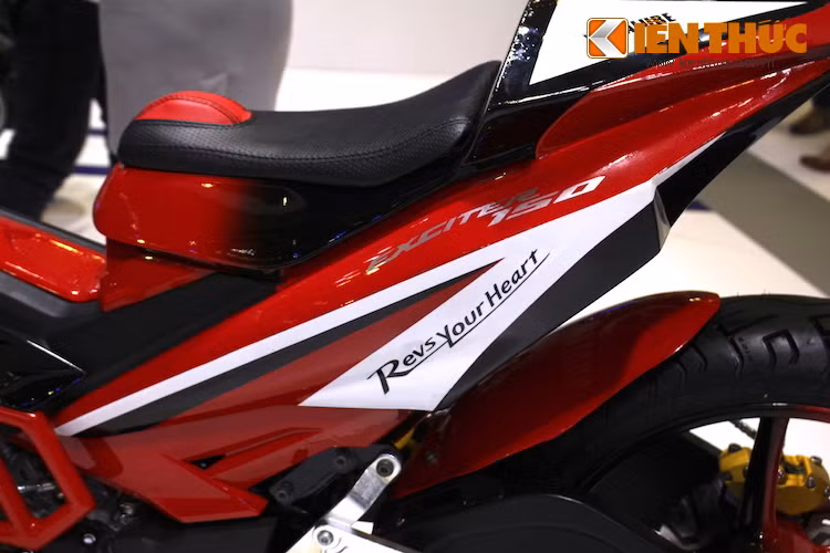 Với phần đuôi vuốt nhọn, toàn bộ dàn mủ hai bên thân xe cũng đã phải được chế lại, đồng thời bộ yên đôi nguyên bản trên Exciter 150 cũng đã được thay bằng yên đơn.