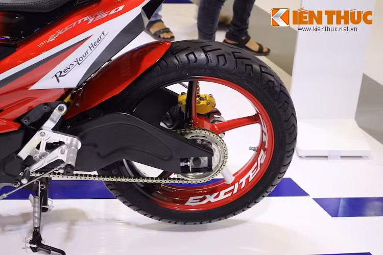 Xe vẫn sử dụng mâm Racing Boy 5 cây ở phía sau nhưng có bản lớn hơn, đi kèm với bộ gắp theo phong cách xe phân khối lớn. Bộ để chân kèm số gảy nhôm CNC khiến tư thế ngồi của người lái trên chiếc Exciter này trở nên thể thao hơn như những mẫu sportbike.