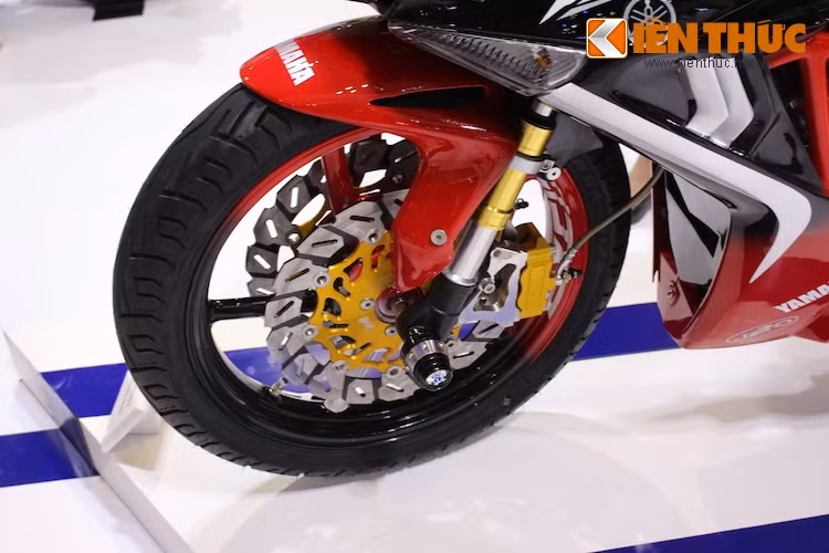 "Dàn chân" của chiếc xe cũng được chú ý với phuộc USD, pát nhôm CNC kèm heo monoblock. Đĩa kiểng Racing Boy cùng mâm Racing Boy 5 cây cũng khiến cho chiếc xe trở nên hấp dẫn hơn.