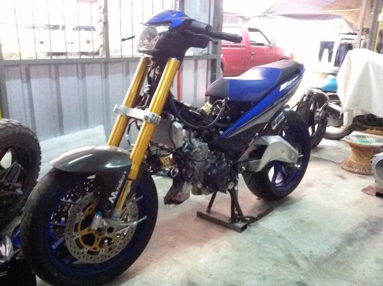 Trong đó, kỳ công và độc đáo nhất phải kể tới cặp phuộc USD "hàng hiệu" Ohlins của RSV4 đã được chuyển hoàn toàn sang cho Exciter. Đây không phải là một việc đơn giản, do Exciter có khung xe kiểu underbone trong khi RSV4 có dạng backbone.