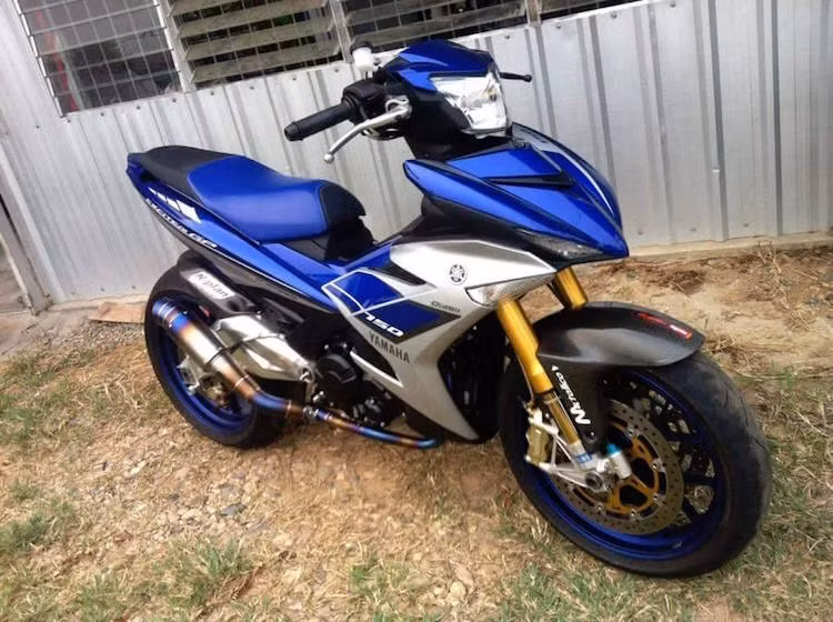 Hiện tại, trào lưu độ Yamaha Exciter 150 không chỉ rất phổ biến tại Việt Nam mà còn cả ở nhiều nước Đông Nam Á khác. Tuy nhiên đa số các bản độ mới chỉ tìm cách lắp bánh của xe phân khối lớn bằng cách thay gắp sau và nới chảng ba trước của Exciter, chưa chuyển cả những bộ phận liên quan như phanh, phuộc...