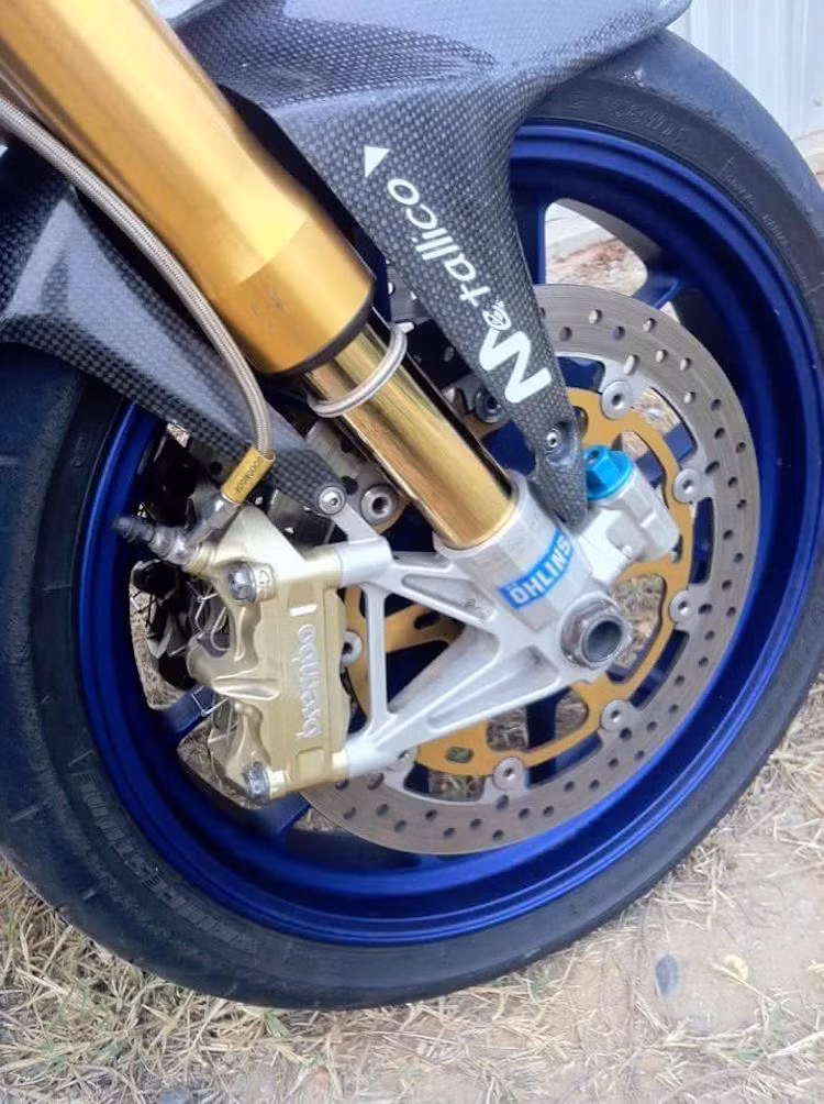 Để nâng "cuộc chơi" lên một tầm cao hơn, một biker Thái Lan đã tìm cách "chế cháo" toàn bộ "dàn chân" của chiếc superbike Ý Aprilia RSV4 vào Exciter, bao gồm cả phuộc trước, sau và hệ thống phanh.