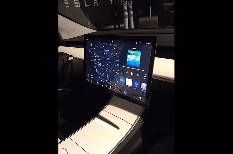 Toàn bộ việc điều khiển các chi tiết trên xe sẽ được thực hiện thông qua một màn hình cảm ứng lớn trước bảng táp-lô. Các công nghệ hiện đại cũng sẽ được tích hợp đầy đủ vào Model 3, đặc biệt chiếc xe còn có hệ thống tự lái Autopilot được trang bị sẵn. Tuy nhiên, khách hàng sẽ phải trả thêm 3000 USD mới có thể "mở khóa" được những tiện ích cao cấp của Autopilot.