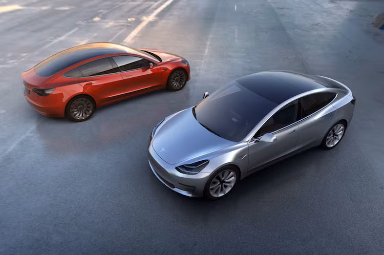 Tesla Model 3 là mẫu xe mới nhất của hãng xe điện Mỹ Tesla và đồng thời cũng là mẫu xe điện thứ 4 của hãng, sau chiếc mui trần Roadster, coupe - hatchback hạng sang 5 cửa Model S và SUV Model X. Với kiểu dáng đẹp và công nghệ hiện đại, hiện đã có hơn 130.000 đơn đặt hàng cho chiếc xe.