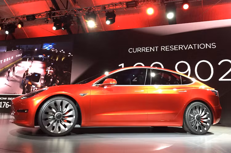 Nhìn từ 2 bên thân, Model 3 cũng sở hữu kiểu dáng thân xe coupe lai hatchback 5 cửa, với vòm mui tròn trịa, cong dần từ cột A tới đuôi của chiếc xe. Các tay nắm cửa cũng được giấu vào ngang với thân xe, khiến thân xe của Model 3 càng trở nên hấp dẫn hơn.