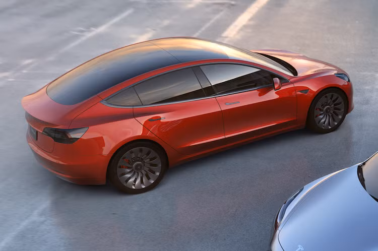 Hướng vào những dòng xe sang cỡ trung như BMW 3 Series hay Mercedes C-Class, Tesla Model 3 sẽ có giá khởi điểm chỉ 35.000 USD (tương đương 780 triệu đồng). Ông Elon Musk hy vọng rằng Tesla có thể sản xuất được khoảng 500.000 chiếc xe mỗi năm tại nhà máy Gigafactory ở Mỹ trước khi chính thức giao xe tới khách hàng vào cuối năm sau.