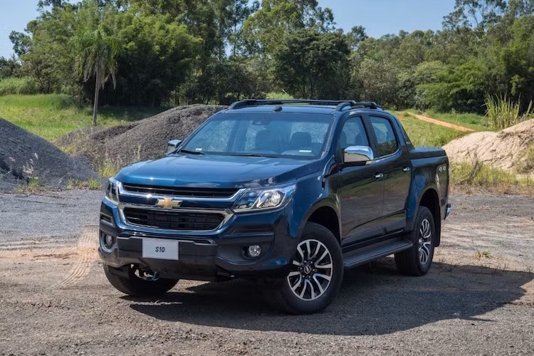 Tương tự như mẫu concept Xtreme, Chevrolet Colorado 2017 sở hữu ngoại hình hấp dẫn hơn, khỏe mạnh hơn nhiều so với phiên bản cũ. Toàn bộ phần đầu xe đã được Chevrolet thiết kế lại hoàn toàn.