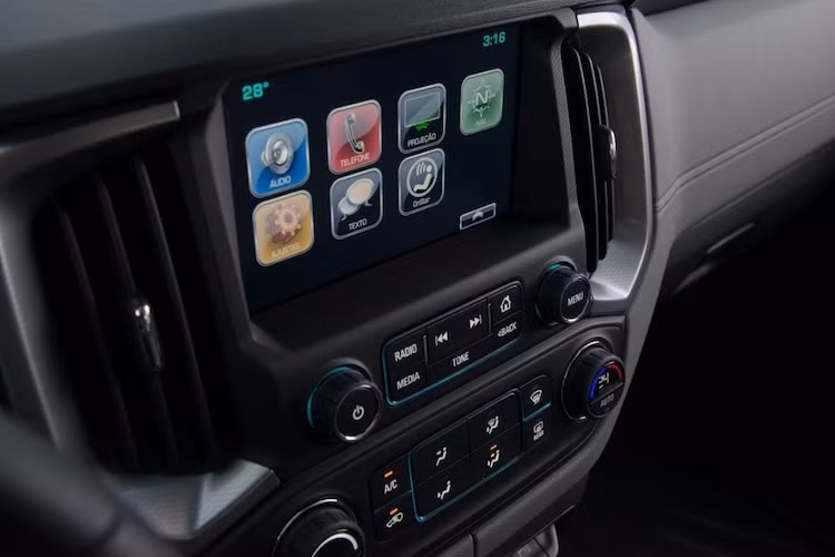 Nằm trên bảng điều khiển trung tâm là hệ thống thông tin giải trí My Link thế hệ mới, hỗ trợ kết nối smartphone Apple CarPlay và Android Auto. Các tính năng khác bao gồm công điện tử, hệ thống định vị, nhận dạng giọng nói, theo dõi áp suất lốp, cảm biến gạt mưa, đèn pha tự động, camera lùi, cảm biến đỗ xe, khởi động máy từ xa...