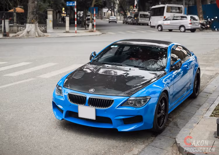 Ở hai bên thân, chiếc M6 có bộ mâm 5 cánh mới và ốp dè bên thể thao.