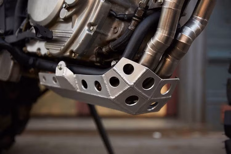 Khối động cơ 650 cc nguyên bản được giữ nguyên nhưng có cổ pô được chế tác thủ công, bảo vệ bởi phần "bỉm" nhôm hàn bằng tay ở bên dưới.