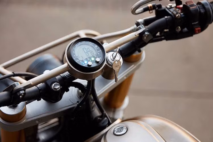 Dù có kích thước siêu gọn nhưng nhờ sở hữu một màn hình LCD và vài đèn LED báo nên đồng hồ điện tử của hãng Acewell vẫn cung cấp đầy đủ các thông tin cần thiết cho người lái.